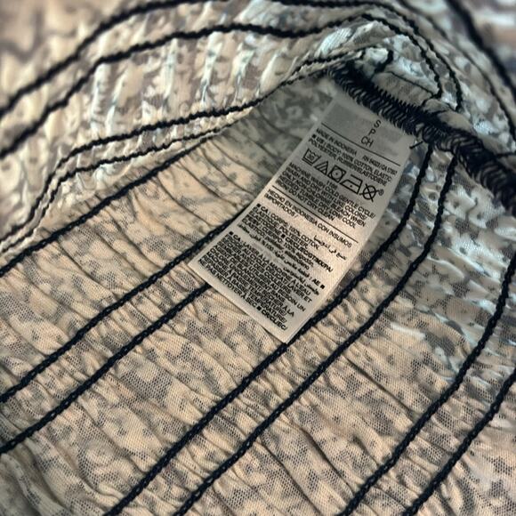 NWOT Old Navy Women’s Smocked Crop Fitted Small Blue White Spring Summer top - Picture 4 of 6